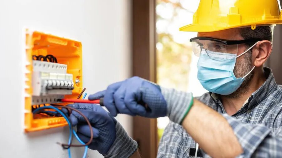 Dicas para eletricistas, eletricista trabalhando em um painel elétrico com equipamentos de segurança completos, demonstrando profissionalismo e expertise.